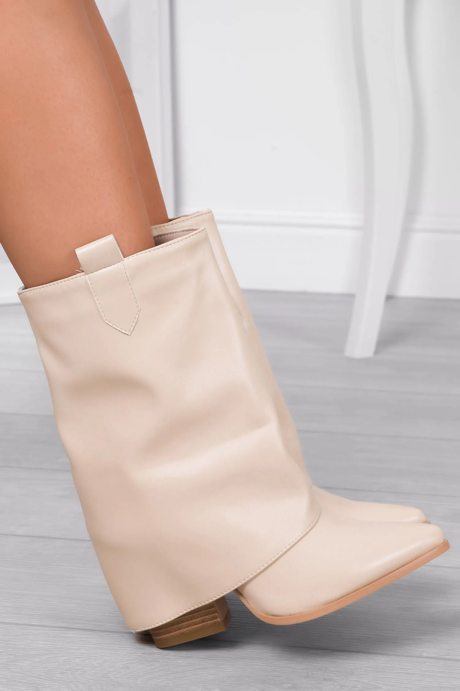 Stivaletti beige camperos con tacco comodo