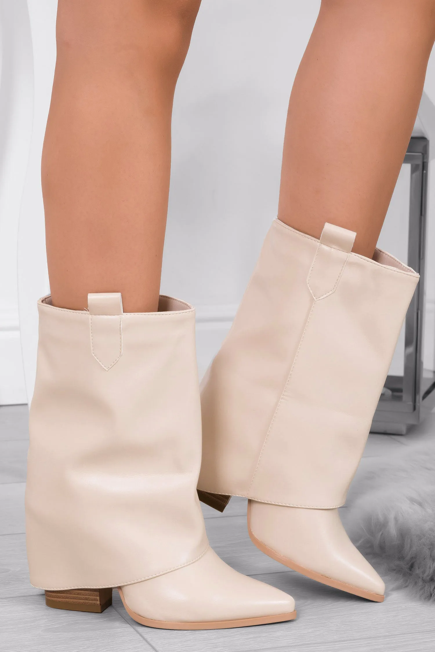 Stivaletti beige camperos con tacco comodo