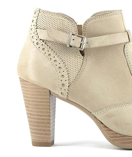 Stivaletti beige con tacco e zip