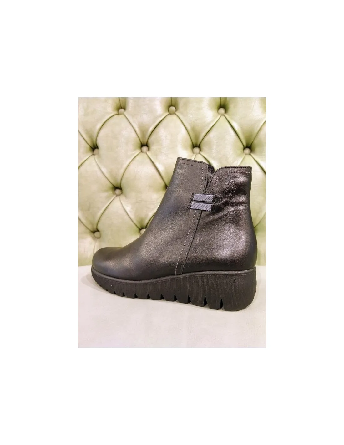 Stivaletti con zeppa in pelle nera