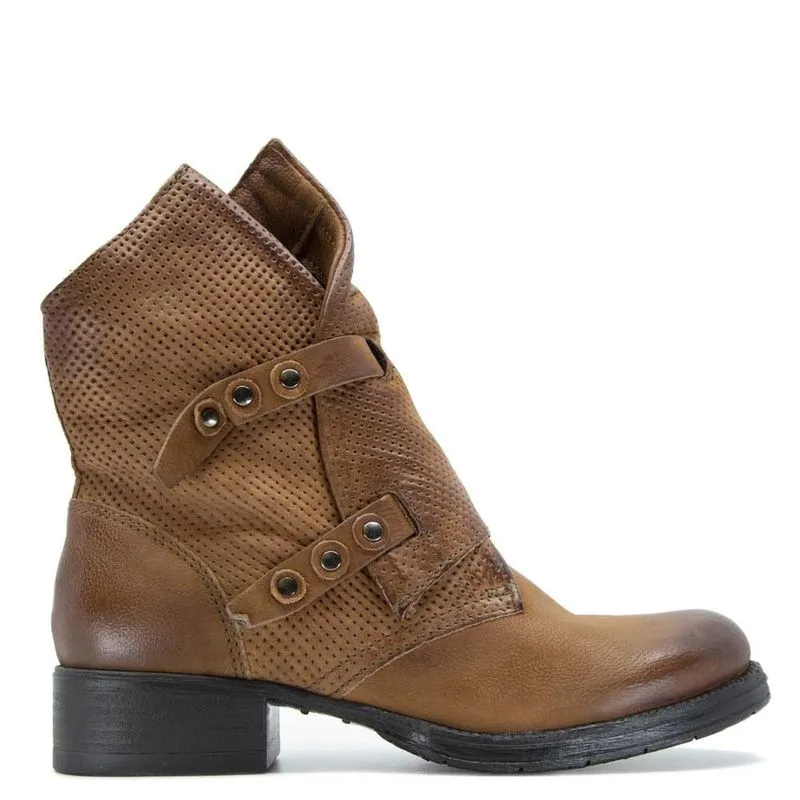 Stivaletto in cuoio traforato marrone 