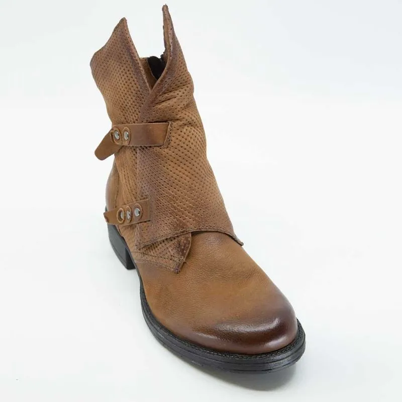 Stivaletto in cuoio traforato marrone 