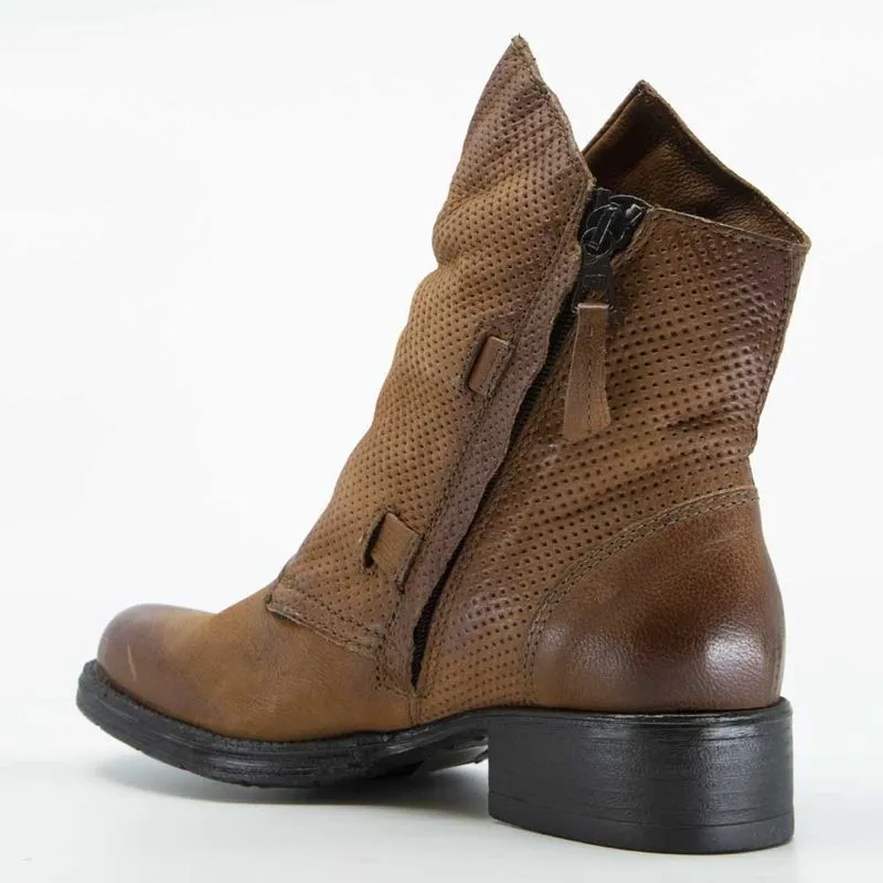 Stivaletto in cuoio traforato marrone 