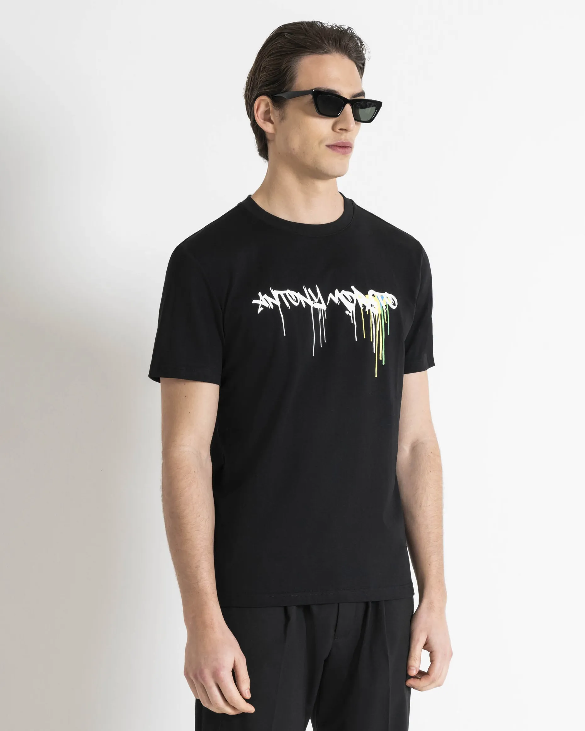 T-shirt nera mezza manica in jersey di cotone slim-fit con logo graffiti