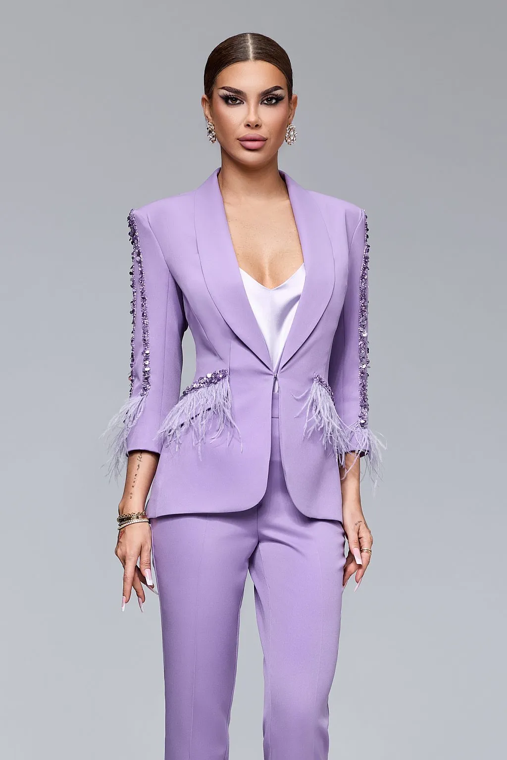 Tailleur giacca e pantaloni con paillettes e piume