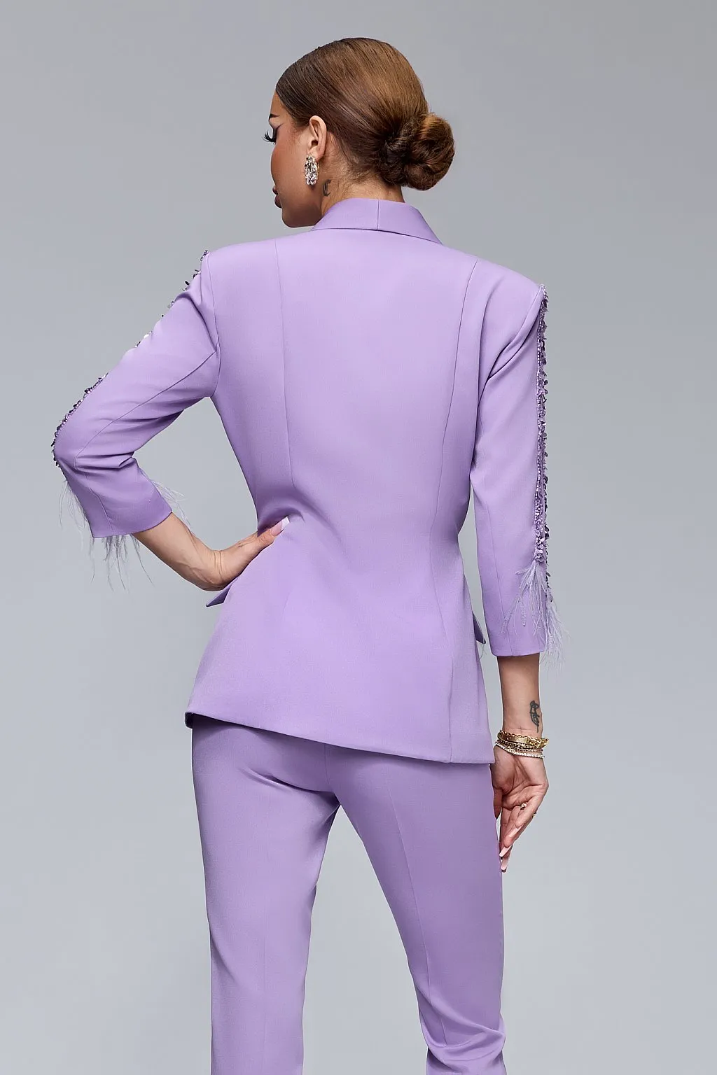 Tailleur giacca e pantaloni con paillettes e piume