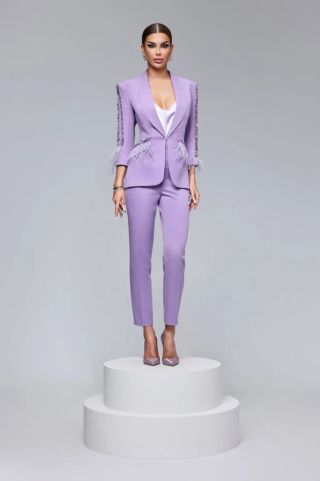 Tailleur giacca e pantaloni con paillettes e piume