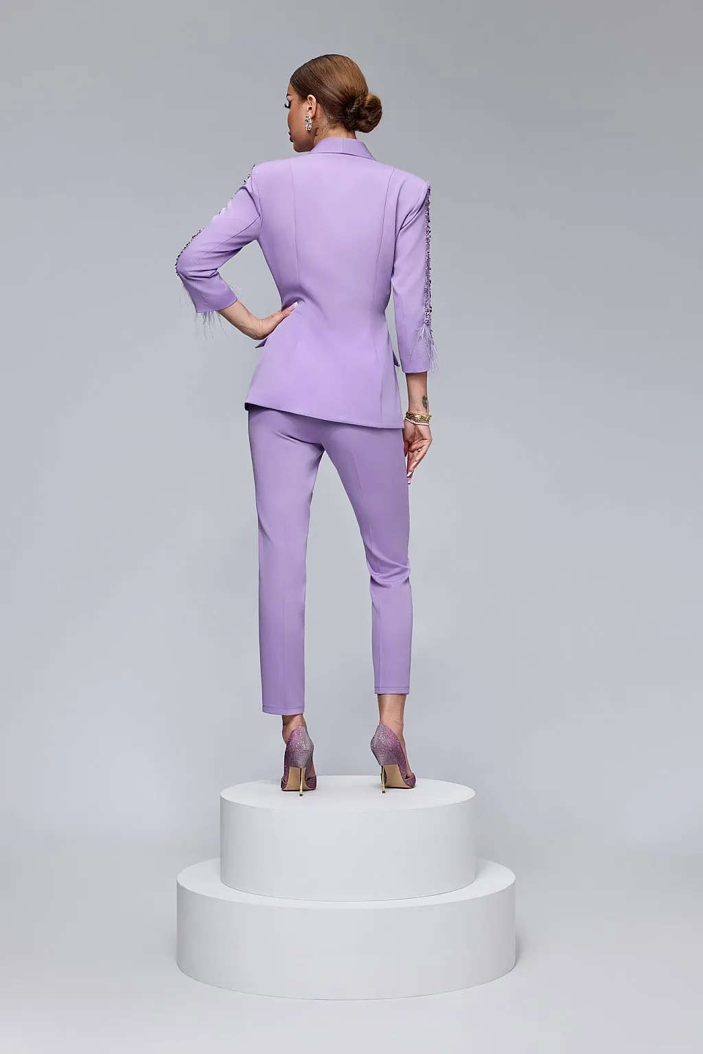 Tailleur giacca e pantaloni con paillettes e piume