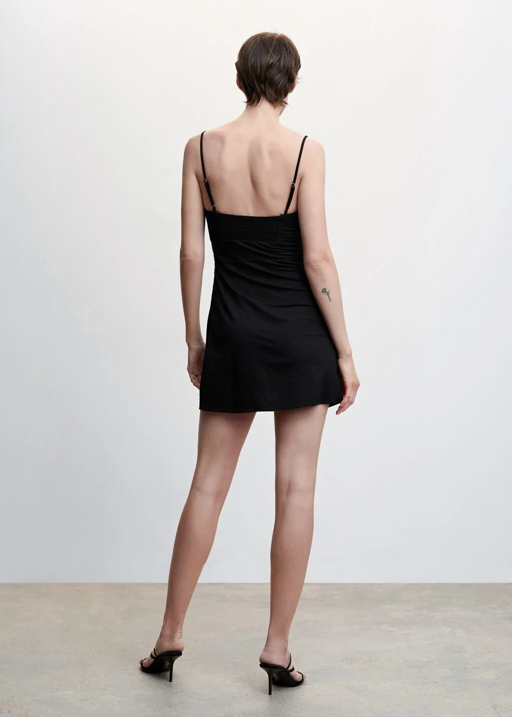 Vestito corto scollo increspato