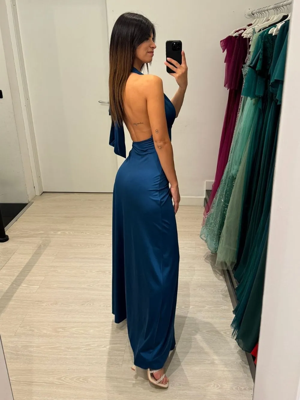 Vestito lungo con vita arricciata e spacco