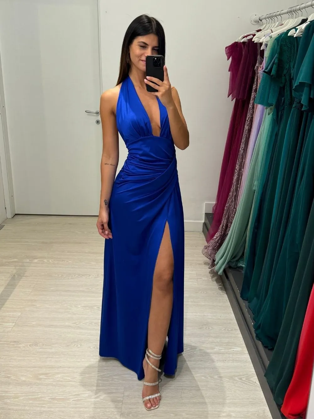 Vestito lungo con vita arricciata e spacco